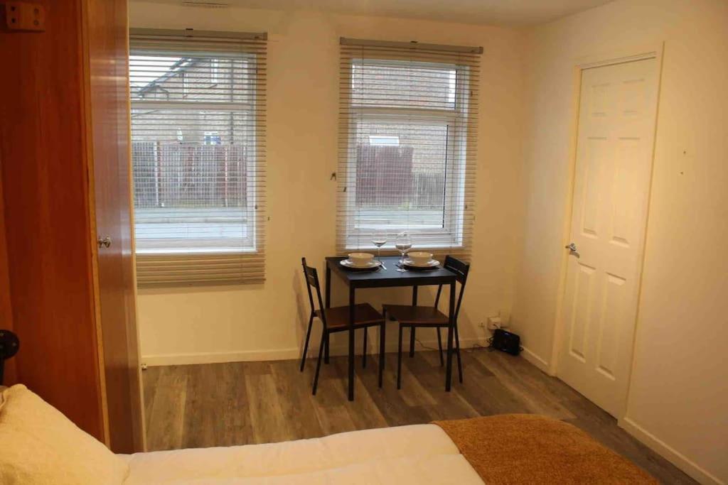 Modern Studio Apartment With Parking Chatham  Luaran gambar